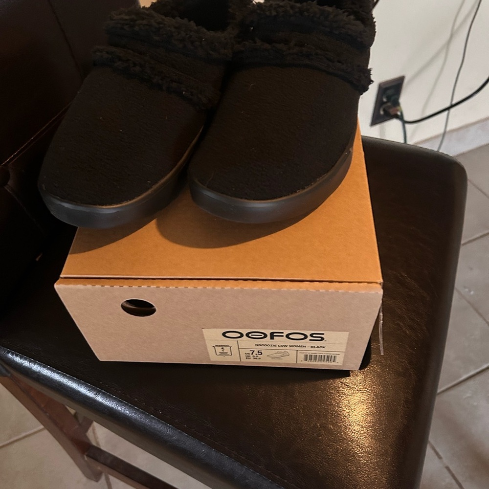 OOFOS Black Cozy Footwear